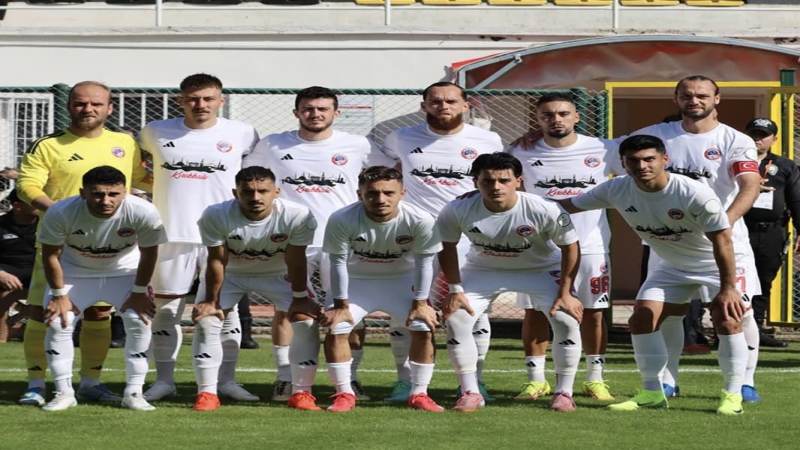 Kavga ettiği amcasını sokak ortasında tabancayla vurdu